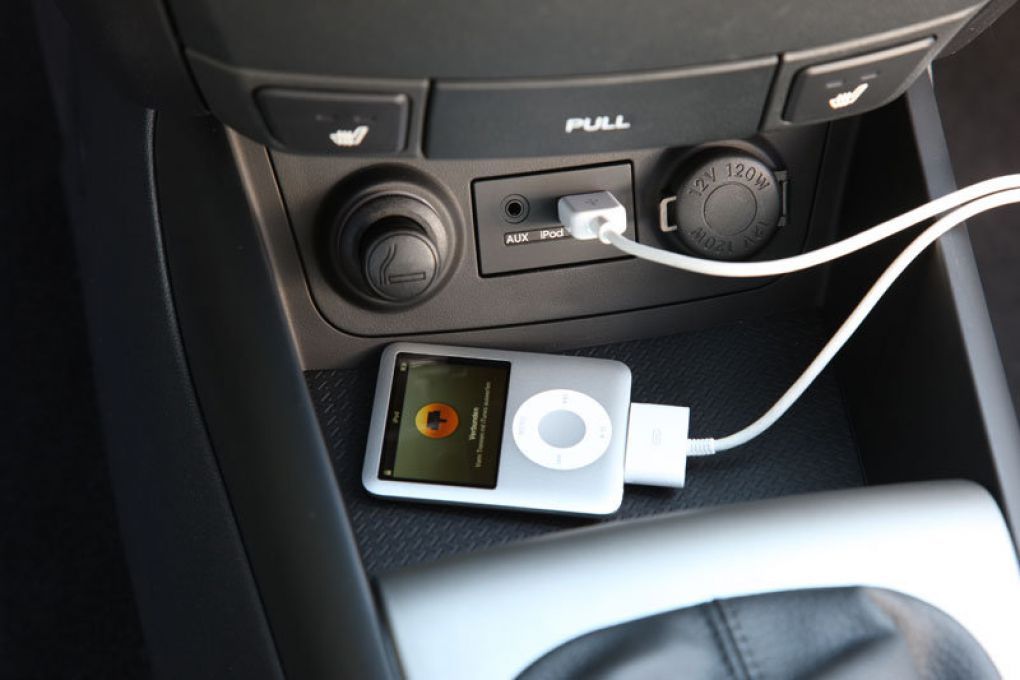 Хендай аукс. Блок USB-aux Hyundai. Hyundai i20 2010 панель с USB И aux. Микрофон i30 Hyundai. Hyundai i20 2010 панель aux.